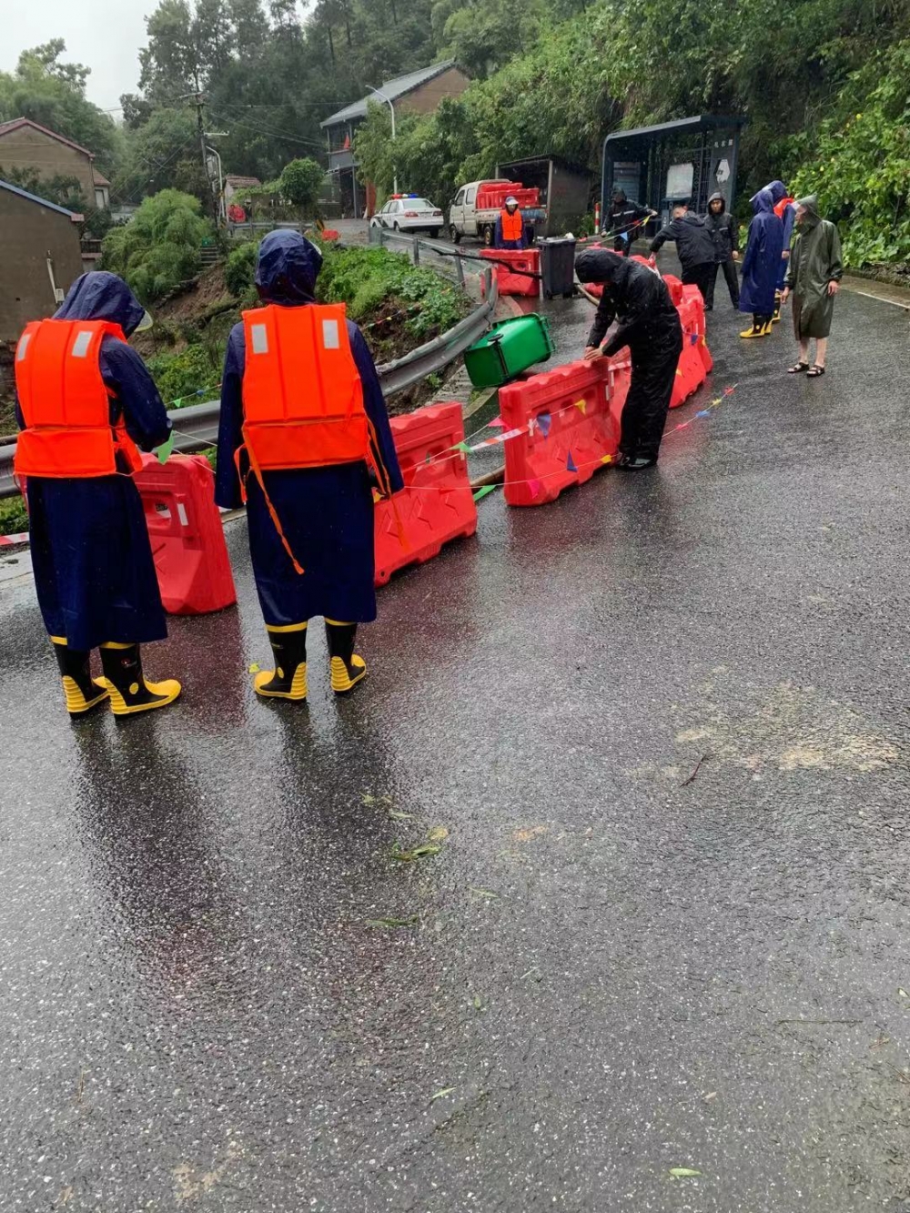 台风天设置警示牌