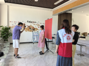 志愿者免费为老人拍证件照
