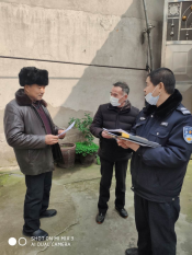 疫情期间志愿者站岗