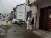 陪同医生对隔离人员进行核酸