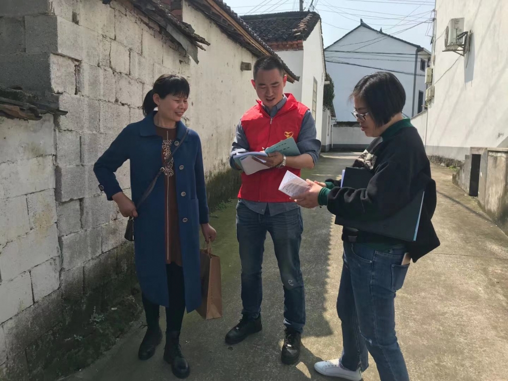 进行“越惠保”政策宣传