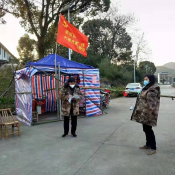 为卡口志愿者送棉衣