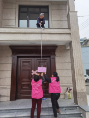 疫情期间给居家隔离人员派送爱心礼包