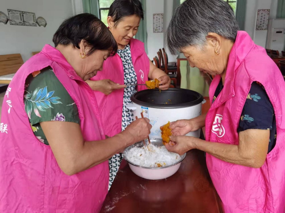 重阳节制作南瓜糕，给空巢老人送温暖