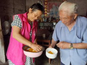 重阳节制作南瓜糕，给空巢老人送温暖
