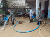 泥石流无情，人有情，帮助因“烟花”不可入住的老人清理住所