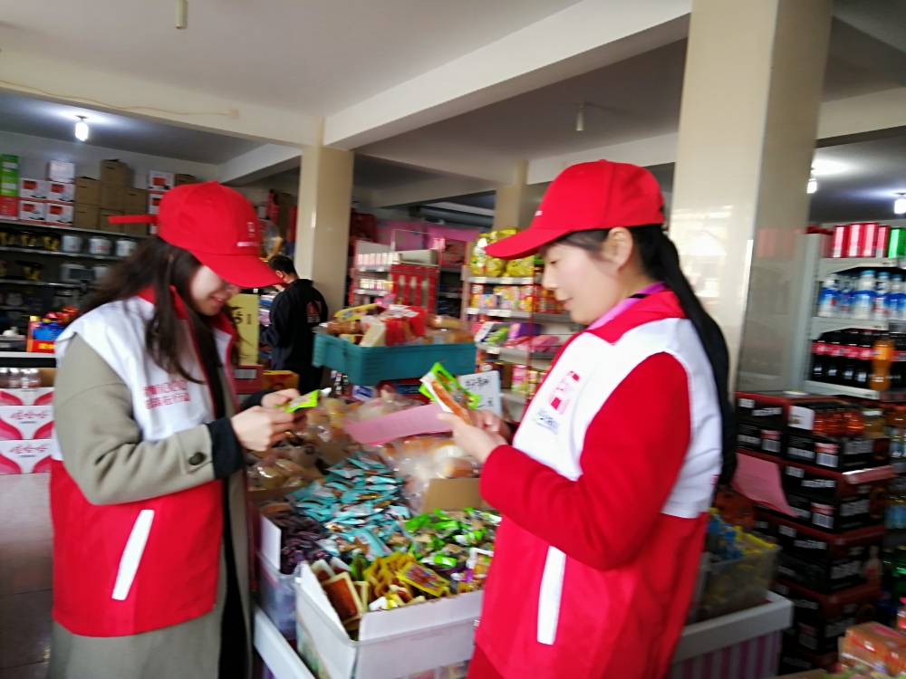 组织志愿者检查周边店铺食品安全