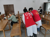 为老年人进行义诊活动