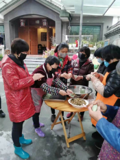 孙家桥社区巾帼志愿者卡口送温暖