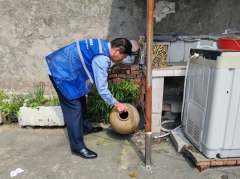 杨汛桥街道孙家桥社区“翻盆倒罐清积水，防疫行动守安全”志愿者活动