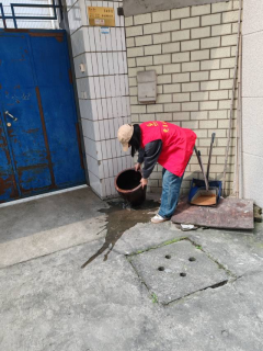 杨汛桥街道孙家桥社区“人人齐动手，翻盆倒罐清积水”志愿者活动