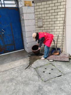 杨汛桥街道孙家桥社区翻缸倒盆志愿者活动