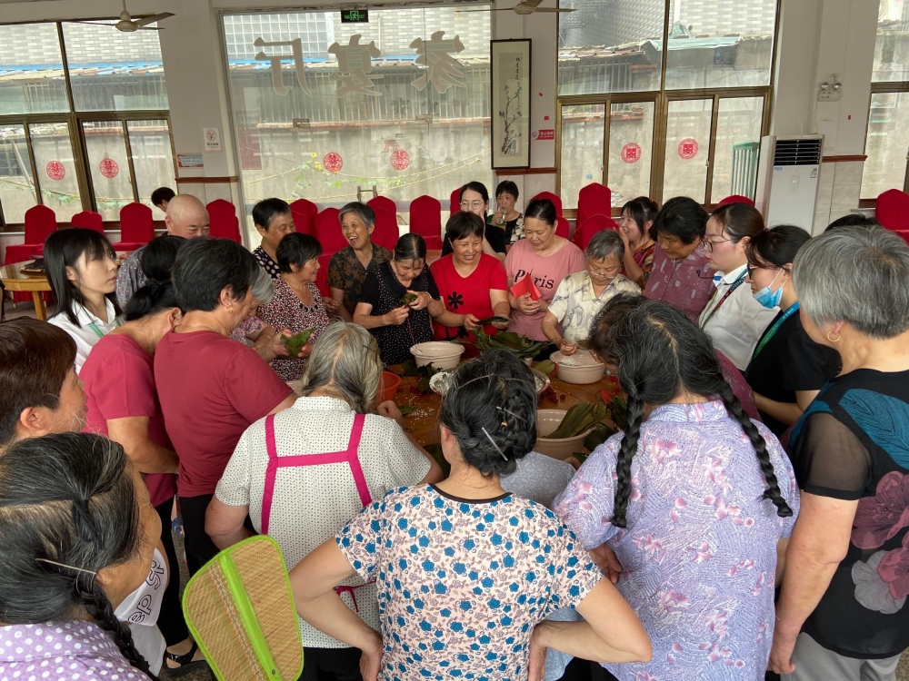 高家社区志愿者组织退休老人裹粽子活动