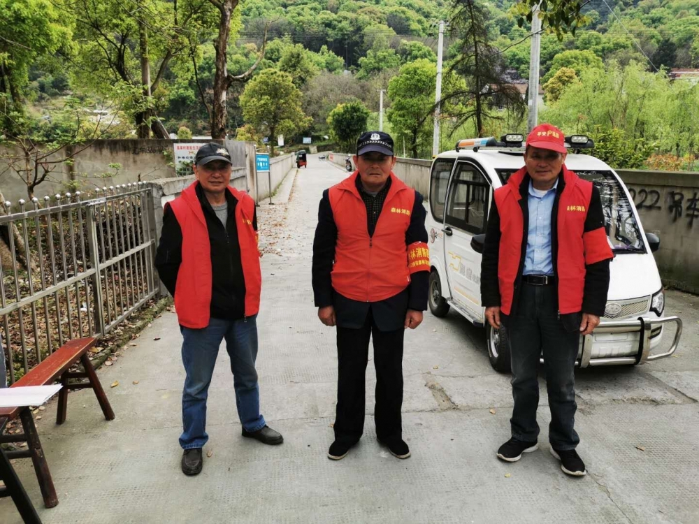 高家社区组织志愿者进行文明祭祖活动