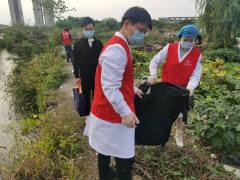 五水共治河边保洁活动