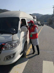 两地服务守“小门”