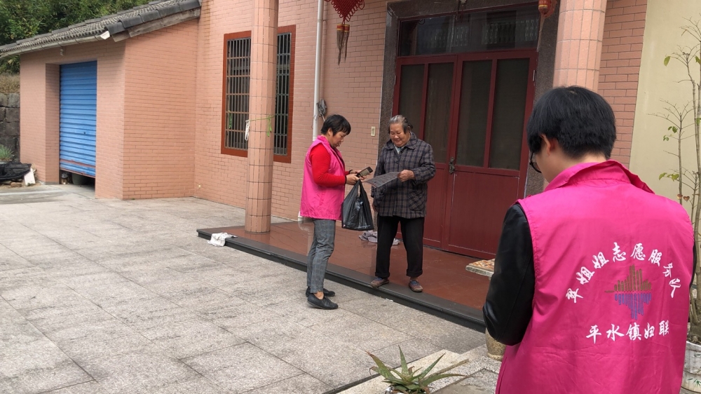 发放“防范电信诈骗”宣传单