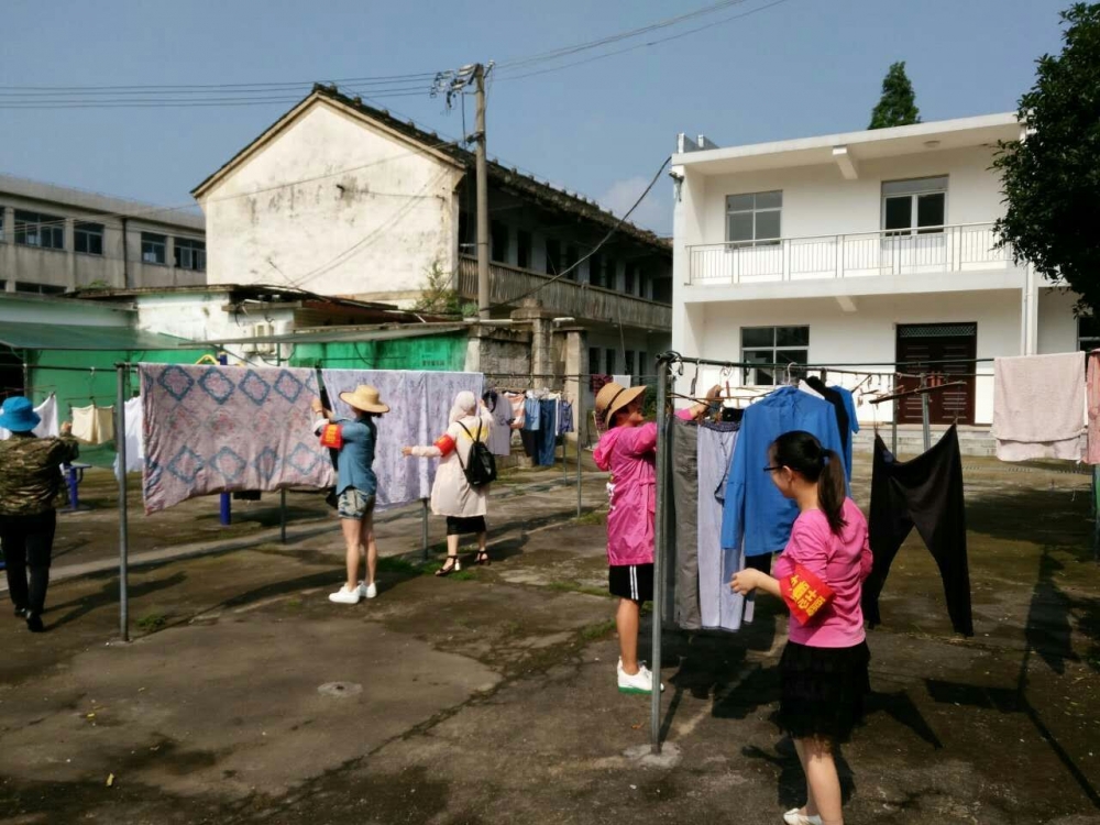 关爱老人，走进敬老院