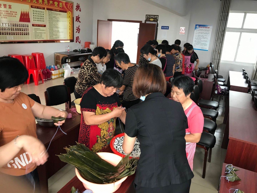 品味端午节，棕香邻里情-包粽子活动