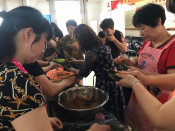 品味端午节，棕香邻里情-包粽子活动