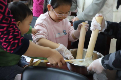 杨汛桥街道竹园童村麻糍制作志愿服务活动