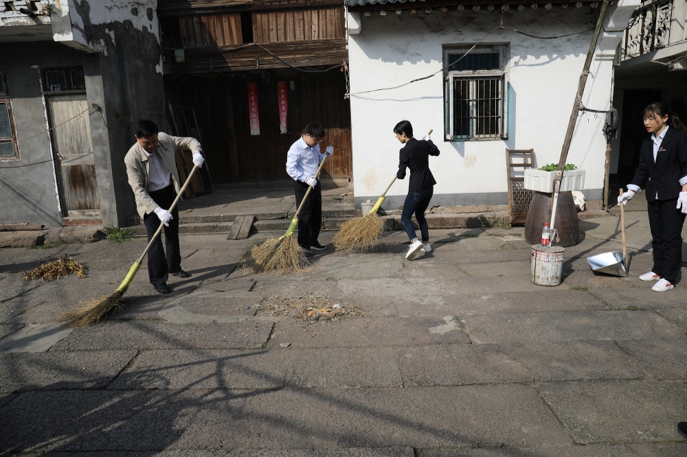 “不忘初心、牢记使命”——党员干部前往齐贤街道开展志愿服务