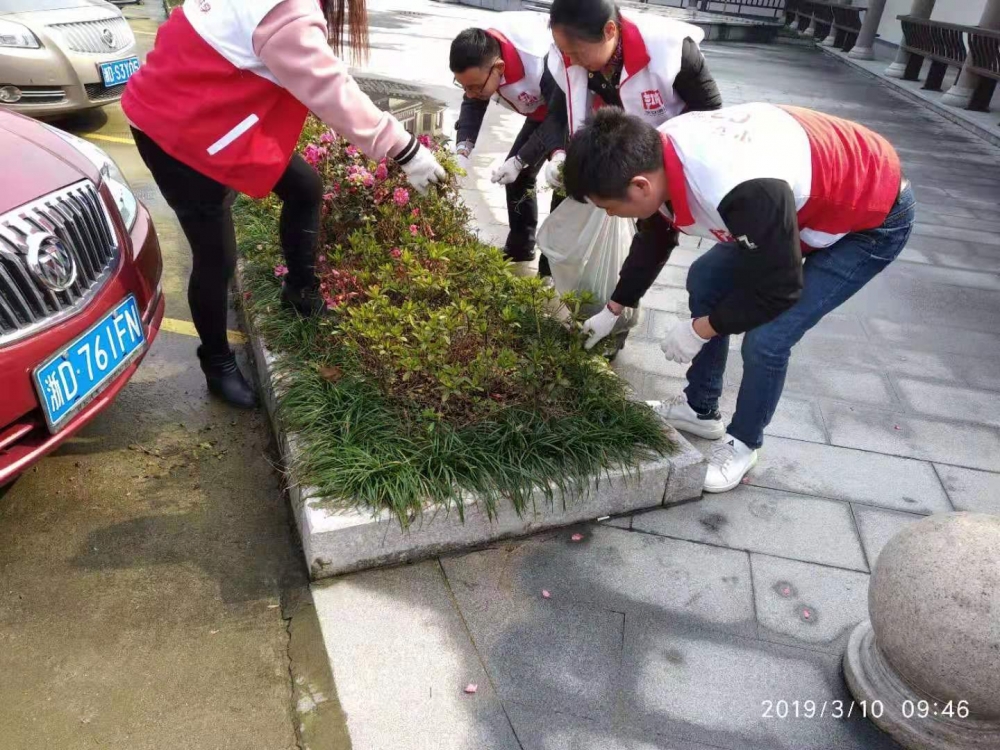 进村捡垃圾