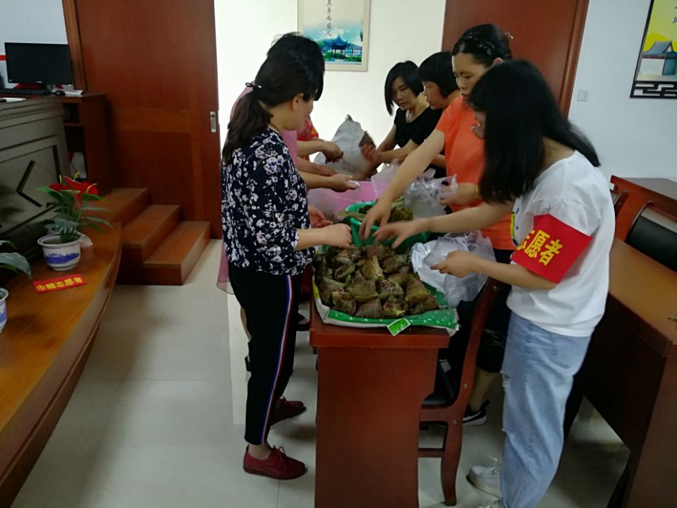 组织文化志愿者包粽子慰问孤寡老人
