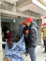 兴越社区劝阻小区内车库关门