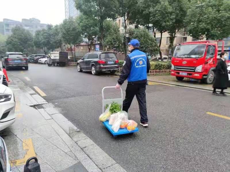 给隔离人员送饭菜