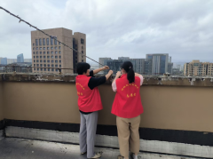 人利社区在台风来临前夕对顶楼隐患排查