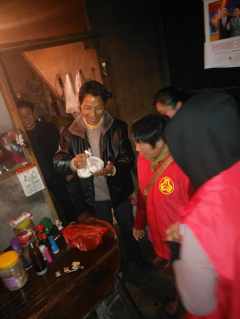 关爱孤寡老人活动