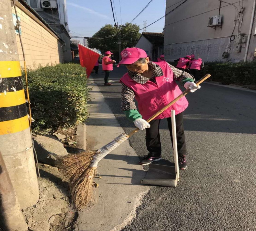 志愿清扫道路