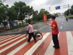 发展大会期间“文明过马路 人人讲文明”志愿劝导