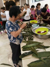 后梅社区联合明澜物业开展端午节包粽子活动招募志愿者