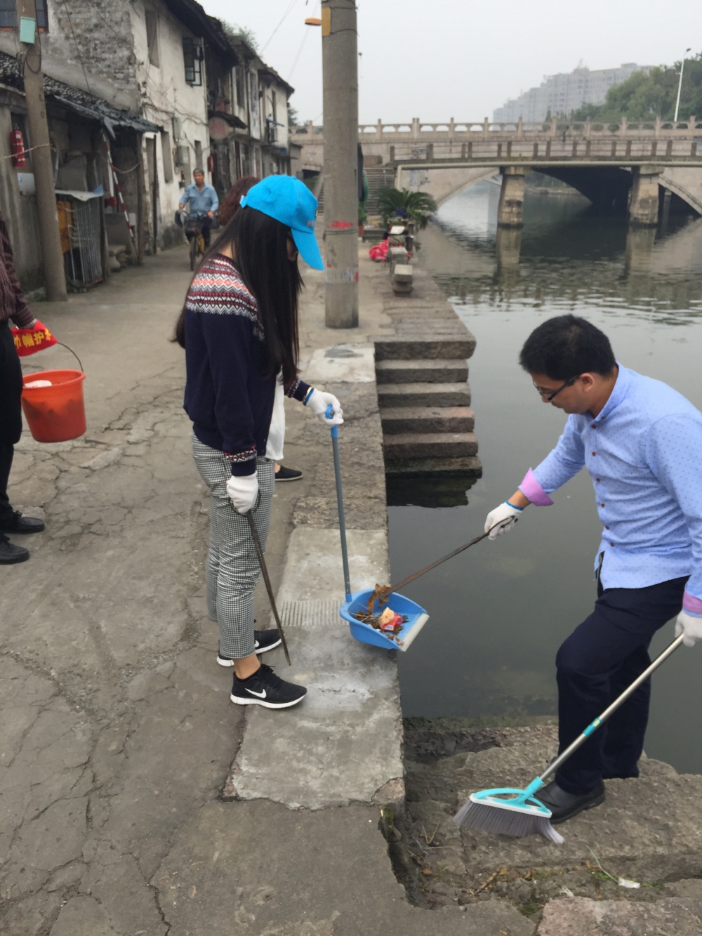 清理浙东古运河沿岸垃圾