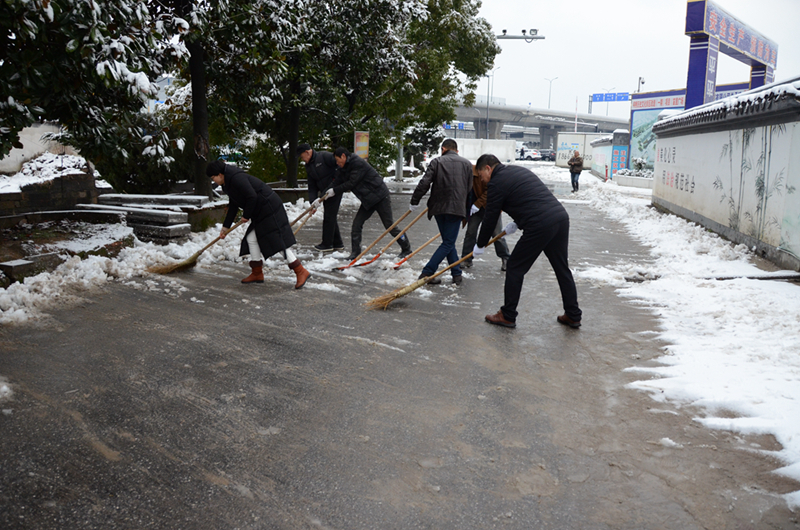 清扫寺岔路面积雪