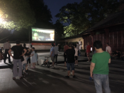 上孙志愿者为村民播放红色电影