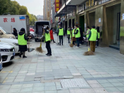 柯迎社区开展清扫商铺环境卫生志愿服务活动