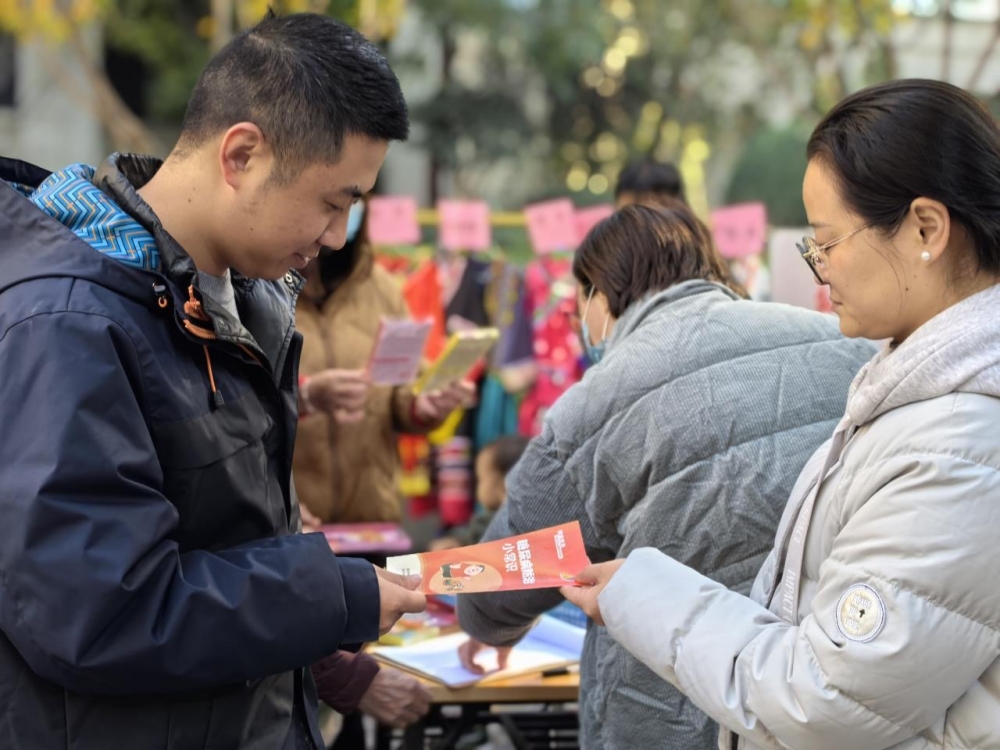 龙城社区志愿者开展健康科普活动