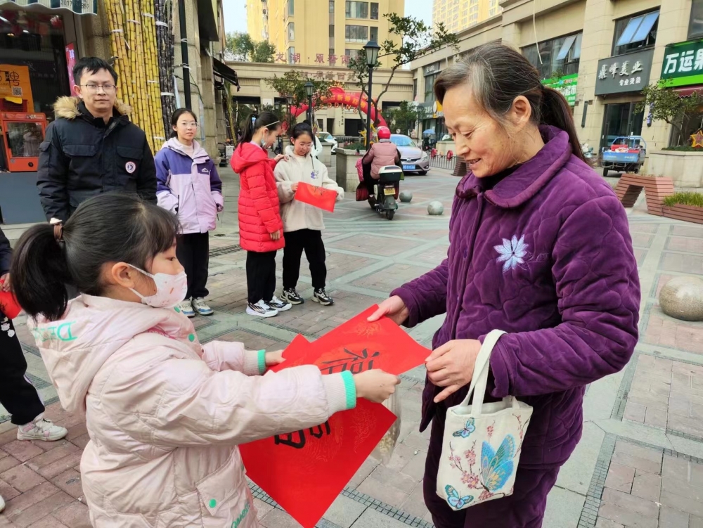 龙城社区志愿者开展新春送福活动
