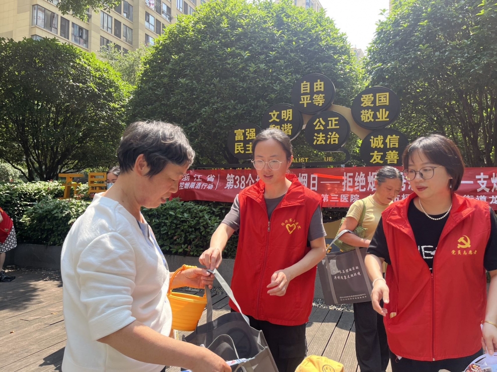 龙城社区党员志愿者宣传健康生活志愿活动