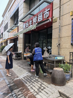 龙城社区对辖区内商铺进行整治活动