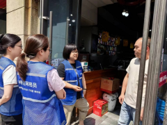 龙城社区志愿者开展对商铺从业人员进行垃圾分类宣传活动