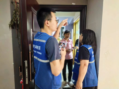 龙城社区志愿者上门宣传消防安全知识