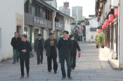 接待退休党员，做好青黄对接工作志愿服务