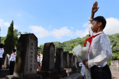 向革命烈士纪念碑敬献花篮