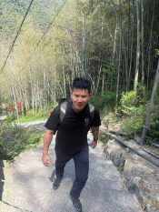 向山顶送餐的马拉松运动员