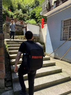 向山顶送餐的马拉松运动员（奔跑的午餐）
