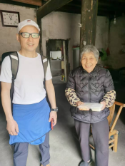 向山顶送餐的马拉松运动员（奔跑的午餐）